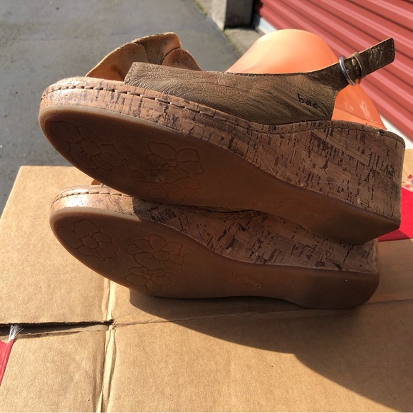 BOC  C63570 Metalic Gold FLOWER WEDGE SANDALS LEATHER Size 9 - Picture 14 of 14